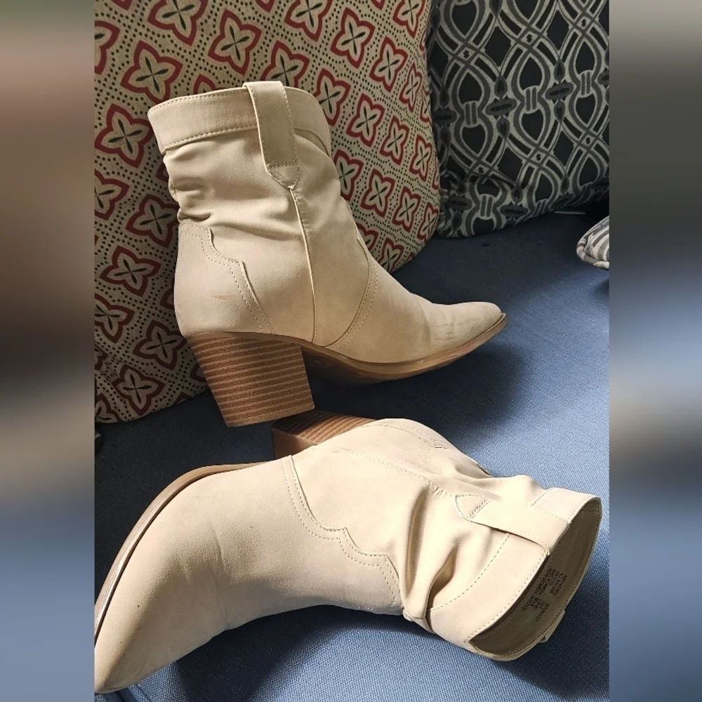 🌟Like New- Western Faux Suede Beige Ankle Boots🌟